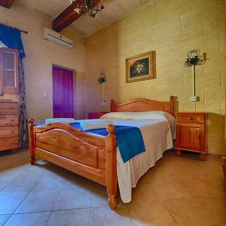 Razzett Tat-twil Farmhouse * Għarb