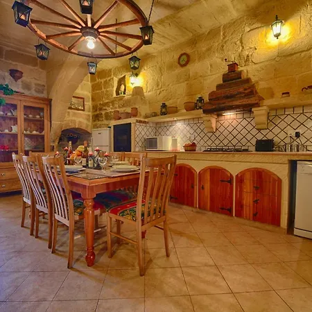 Razzett Tat-twil Farmhouse *